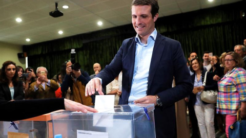 El presidente del PP, Pablo Casado, vota este domingo en el Colegio Nuestra Señora del Pilar de Madrid. EFE