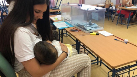 Una vecina de Arahal (Sevilla), Isabel Avilés, ha amamantado a su hijo de 10 meses en la mesa electoral en la que está como presidenta al no aceptar la Junta Electoral su recurso para no ser parte de la mesa, hoy 26 de mayo en el que recurr