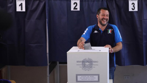 26/05/2019 - El viceprimer ministro italiano, ministro del Interior y líder del Partido Lega, Matteo Salvini, vota en un centro de votación durante las elecciones europeas en Milán, norte de Italia, 26 de mayo de 2019 (Elecciones, Italia) |