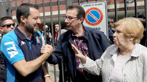 El viceprimer ministro italiano, ministro del Interior y líder del Partido Lega, Matteo Salvini, saluda a los partidarios fuera de un centro de votación durante las elecciones europeas en Milán, norte de Italia, el 26 de mayo de 2019 | EFE/