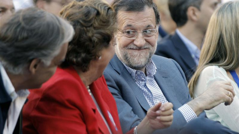 Barberá y Rajoy conversan durante el acto en Valencia. EFE/Juan Carlos Cárdenas