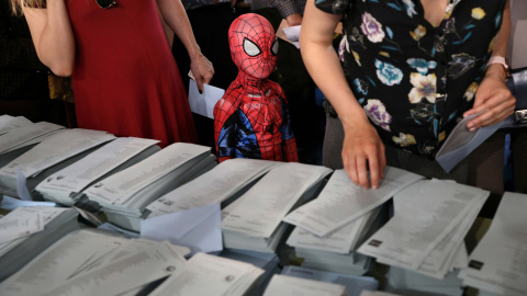 Un niño con un disfraz de Spiderman junto a una mesa de votación para las elecciones del 26 de mayo de 2019 en Madrid | REUTERS/ Susana Vera