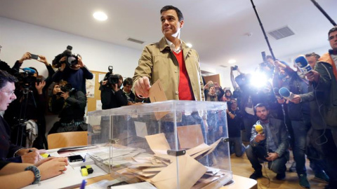 El candidato por el PSOE a la presidencia del Gobierno, Pedro Sánchez, vota para las elecciones generales en el Centro Cultural Volturno de la localidad madrileña de Pozuelo de Alarcón. EFE