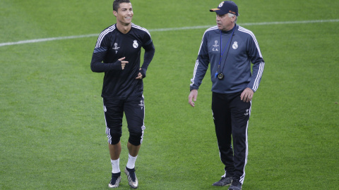 Cristiano sonríe con Ancelotti ayer en el entrenamiento en el Juventus Stadium. /REUTERS