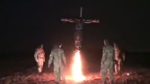 Captura del vídeo difundido en el que supuestos miembros del batallón neonazi Azov del Ejército ucraniano crucifican y queman vivo a un rebelde prorruso.