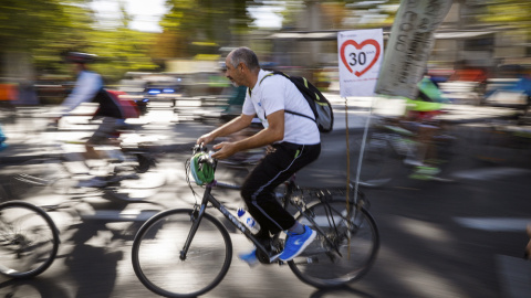 Un ciclista circula por Madrid. EFE