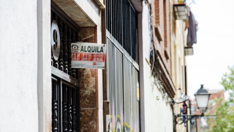 Un cartel de 'Se alquila' en una inmobiliaria de Madrid, a 14 de abril de 2023.