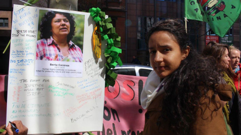 Berta Zúñiga Cáceres, hija de la líder lenca asesinada, pide justicia ante la embajada de Honduras en Bruselas. FRIENDS OF EARTH EUROPE.