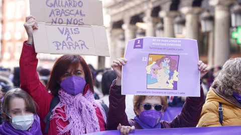 Una mujer porta una pancarta que reza 'Gallardo, Abascal, no nos vais a parar', en una manifestación por la defensa de los derechos de las mujeres, colocadas en el suelo de la plaza Mayor, a 2 de abril de 2022, en Valladolid, Castilla y Leó