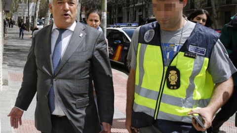 Luis Pineda a la salida de la sede de Ausbanc en la calle Marqués Urquijo de Madrid, durante el registro realizado por la Policía Nacional. EFE/Ballesteros