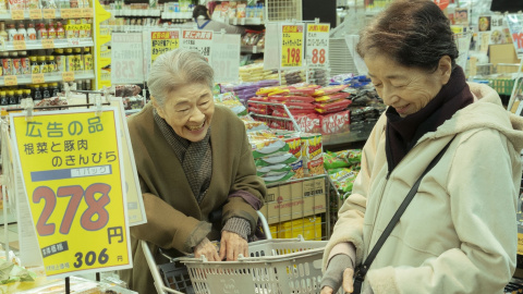 25/04/23 La veterana actriz Chieko Baishô (a la derecha) es una de las protagonistas de la película