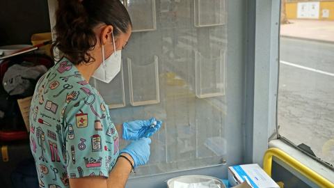 12/04/2022. Una sanitaria prepara una vacuna para un niño, en Santa Lucía de Tirajana, Gran Canaria, Islas Canarias (España), a 4 de febrero de 2022.