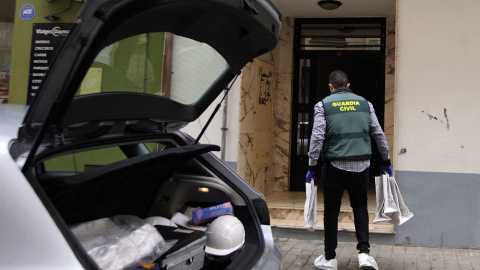 (12/4/2022) La Guardia Civil accede a la vivienda donde ha tenido lugar el suceso.