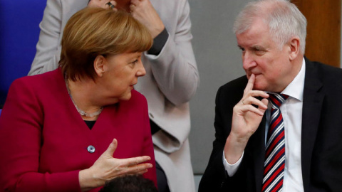 La canciller alemana Angela Merkel conversa con  Horst Seehofer, ministro del Interior de su Gobierno, el pasado mes de marzo. (REUTERS | ARCHIVO)