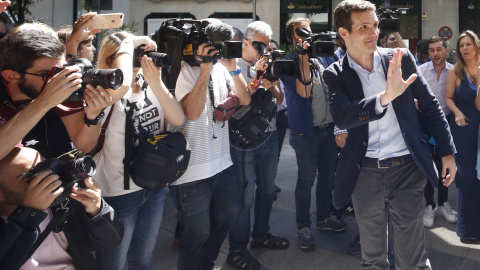 El vicesecretario de Comunicación del Partido Popular, Pablo Casado, anuncia su candidatura para presidir el Partido Popular. EFE/ Javier Lizón