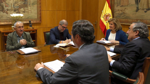 La ministra de Empleo, Fátima Báñez, con los secretarios generales de CCOO, Unai Sordo y UGT, José Álvarez, y los presidentes d CEOE, Juan Rosell y de Cepyme, Antonio Garamendi, en la sede del Ministerio.