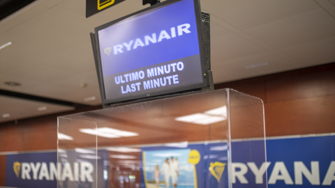 Una pantalla en una ventanilla de Ryanair en el Aeropuerto Josep Tarradellas Barcelona-El Prat.