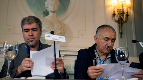 El secretario general de CCOO, Unai Sordo, junto al secretario general de UGT, Pepe Álvarez. / EFE