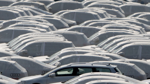 Varios coches de las diferentes marchas del fabricante alemán Volkswagen, cubiertos para ser embarcados en el puerto de Emden. REUTERS/Christian Charisius