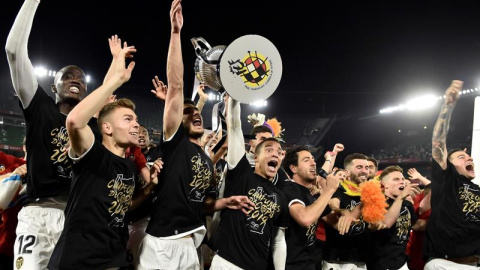 Los jugadores del Valencia CF, tras recibir la copa, celebran su victoria por 2-1 ante el FC Barcelona en la final de la Copa del Rey que ambos equipos han disputado esta noche en Estadio Benito Villamarín de Sevilla.EFE/ Raúl Caro