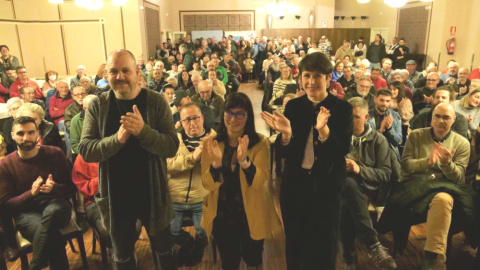 25/4/23 Ana Pontón, con Ana Ermida, alcaldesa de Barreiros (c), en un acto preelectoral en la localidad lucense.