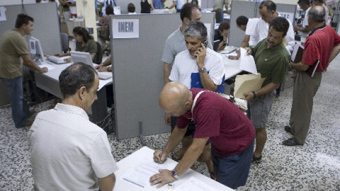 Varios trabajadores se inscriben como parados en el Servicio Andaluz de Empleo.