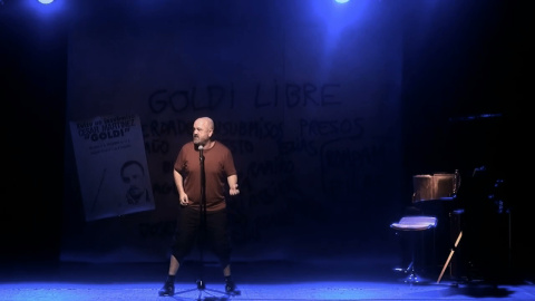 El actor César Goldi, en la obra 'Goldi Libre'. / CHÉVERE