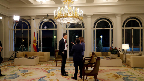 El presidente del Gobierno, Pedro Sánchez, charla con los periodistas Ana Blanco y Sergio Martín, tras la entrevista que concede a TVE, la primera que ofrece desde que accedió al cargo, en el Palacio de La Moncloa. EFE/JuanJo Martín