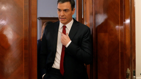 El presidente del Gobierno, Pedro Sánchez, a su llegada a la entrevista con TVE, la primera que ofrece desde que accedió al cargo, en el Palacio de La Moncloa. EFE/JuanJo Martín