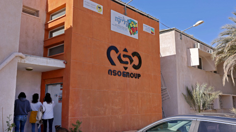 El logotipo de la empresa NSO Group en la fachada de una de sus sucursales en el valle de Aravá, en el sur de Israel, a 8 de febrero de 2022.