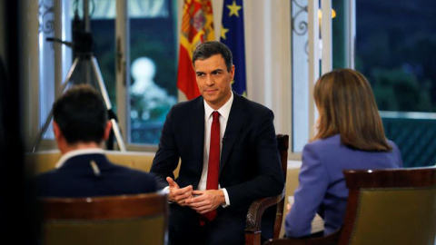 El presidente del Gobierno, Pedro Sánchez (c), acompañado por los presentadores Ana Blanco (d) y Sergio Martín. (JUANJO MARTÍN | EFE)