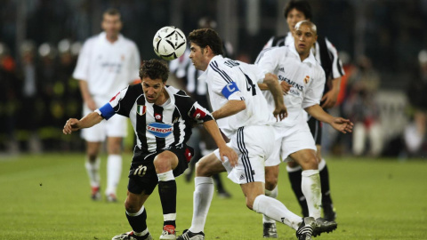 Del Piero se zafa de Hierro en aquel partido de 2003.