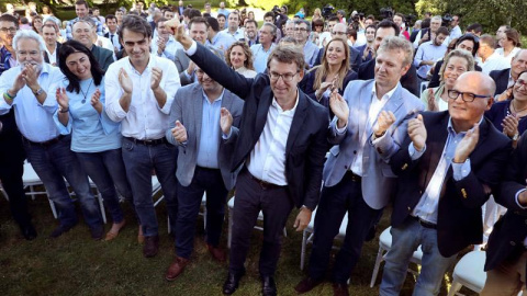 El presidente de la Xunta Alberto Núñez-Feijóo (c), saluda tras su comparecencia de esta tarde en la que anunció su intención de quedarse en Galicia y no concurrir en la carrera para relevar a Mariano Rajoy como líder del PP. (XOAN REY | EF