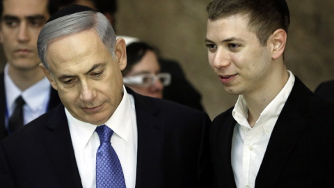 El primer ministro israelí Benjamin Netanyahu (izquierda) junto a su hijo Yair (derecha), en una imagen de archivo. / AFP - THOMAS COEX