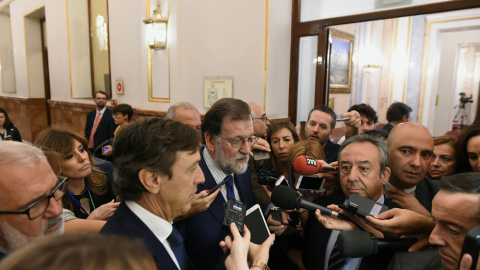 El presidente del Gobierno, Mariano Rajoy, responde a preguntas de los periodistas tras la sesión de control al Ejecutivo en el Congreso. EFE/Fernando Villar