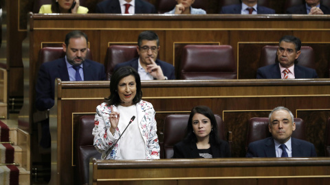 La portavoz parlamentaria socialista, Margarita Robles, durante su intervención en la sesión de control al Gobierno, en el Congreso de los Diputados. EFE/Fernando Villar