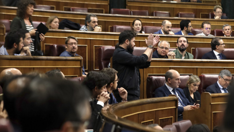 El portavoz adjunto de ERC, Gabriel Rufián, durante su intervención en la sesión de control al Gobierno en Congreso, en la que ha pedido al jefe del Ejecutivo, Mariano Rajoy, que saque "sus sucias manos" de las instituciones catalanas.. EFE