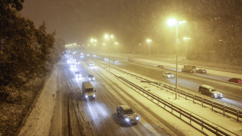 Vista de la M30 este viernes desde el puente de la avenida Ramón y Caja, en Madrid.