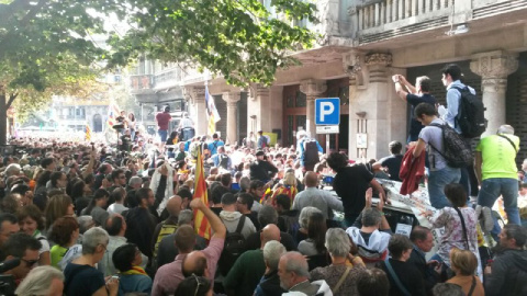 Protesta davant la seu d'Economia i Hisenda. JOEL KASHILA