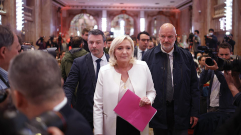 13/04/2022-La candidata del partido francés de extrema derecha Agrupación Nacional (RN), Marine Le Pen, llega para dar una rueda de prensa sobre su política de Asuntos Exteriores en el hotel Salons Hoche en París, Francia, el 13 de abril