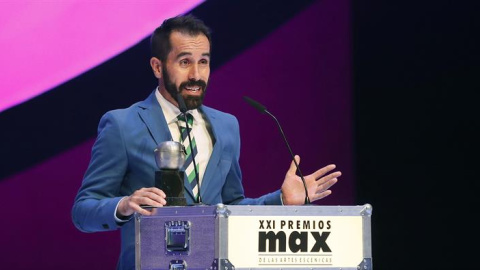 El bailarín y coreógrafo Daniel Abreu, tras recibir el galardón como Mejor Intérprete Masculino de Danza, por su trabajo en 'La Desnudez', durante los Premios Max de las Artes Escénicas, en Sevilla. / EFE