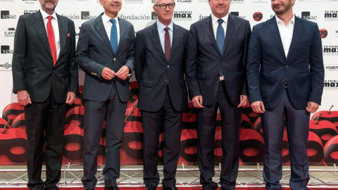 El ministro de Cultura, José Guirao (c), el presidente de la SGAE, José Miguel Fernández Sastrón (i), el consejero de Cultura de la Junta de Andalucía, Miguel Ángel Vázquez (2i), el alcalde de Sevilla, Juan Espadas (2d), y el delegado del G