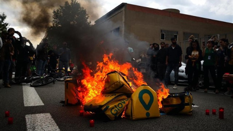 Unos 100 repartidores se concentran ante Glovo por la muerte de un compañero en Barcelona. EUROPA PRESS