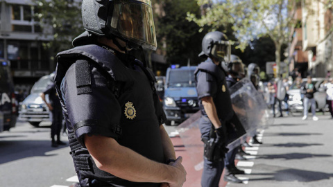 Agentes de la Policía Nacional ante la sede de la CUP en Barcelona. | XAVI HERRERO