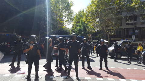 La Policía, frente a la sede de la CUP. XAVI HERRERO