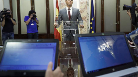 El presidente de Ciudadanos, Albert Rivera, durante la rueda de prensa que ha ofrecido hoy en el Congreso. | EMILIO NARANJO (EFE)