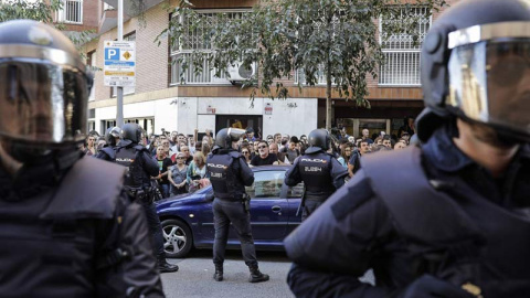 La Policía Nacional a la entrada de la sede de la CUP. | XAVI HERRERO