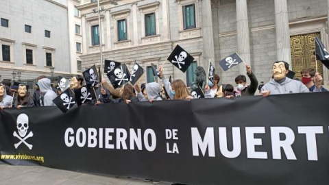 Decenas de personas protestan ante el Pleno gritando "Gobierno de muerte".