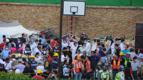 Rescatistas y voluntarios trabajan en las tareas de rescate en el Colegio Enrique Rebsamen tras el terremoto. EFE