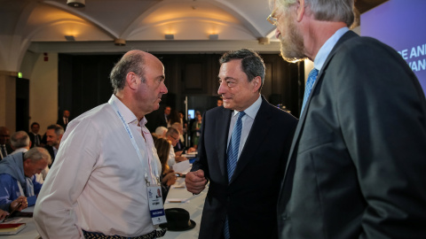 El presidente del BCE, Mario Draghi, conversa con el vicepresidente de la entidad, el español Luis de Guindos, y el economista jefe, Jürgen Stark, en la jornada de Sintra, Portugal. REUTERS